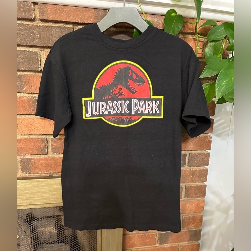 💜 vintage Jurassic Park black tee with excellent condition.
